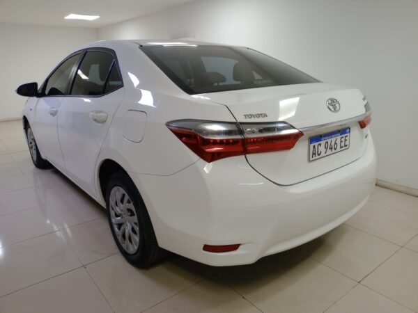 TOYOTA COROLLA 4P 1,8 XLI MT 2017 - Imagen 7