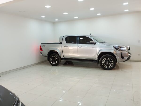 TOYOTA HILUX PICK - UP D/C 2,8 TDi 4X4 SRX 6 A/T 2020 - Imagen 5