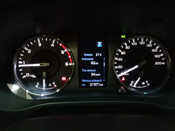 TOYOTA HILUX PICK - UP D/C 2,8 TDi 4X4 SRX 6 A/T 2020 - Imagen 11