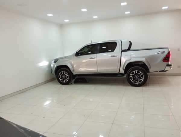 TOYOTA HILUX PICK - UP D/C 2,8 TDi 4X4 SRX 6 A/T 2020 - Imagen 9