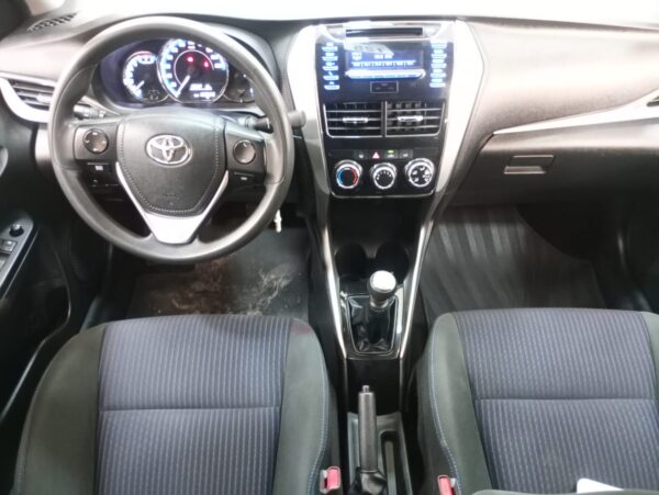 TOYOTA YARIS 4P 1,5 XS 6MT - Imagen 4