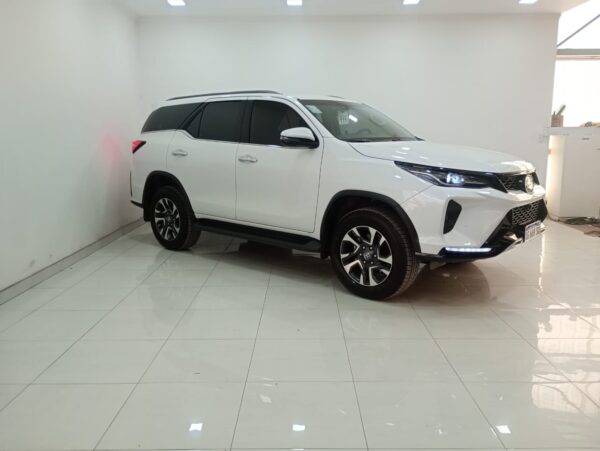 TOYOTA HILUX SW4 5P 2,8 TDi SRX 4X4 7/A A/T 2020 - Imagen 2