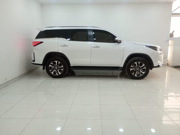 TOYOTA HILUX SW4 5P 2,8 TDi SRX 4X4 7/A A/T 2020 - Imagen 3