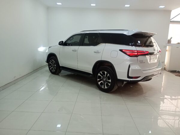TOYOTA HILUX SW4 5P 2,8 TDi SRX 4X4 7/A A/T 2020 - Imagen 4