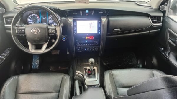 TOYOTA HILUX SW4 5P 2,8 TDi SRX 4X4 7/A A/T 2019 - Imagen 2