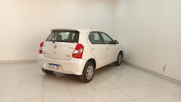 TOYOTA ETIOS 5P 1,5 XS 6MT 2017 - Imagen 6