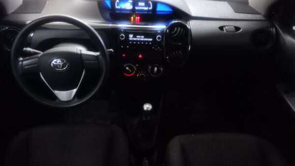 TOYOTA ETIOS 5P 1,5 X 6MT 2018 - Imagen 3