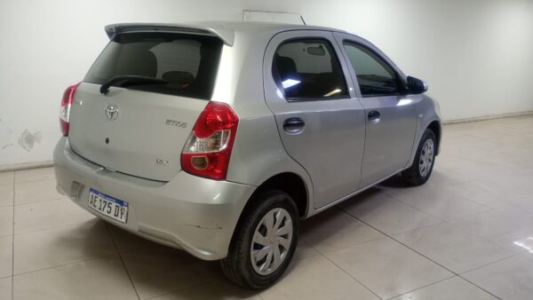 TOYOTA ETIOS 5P 1,5 X 6MT 2018 - Imagen 5