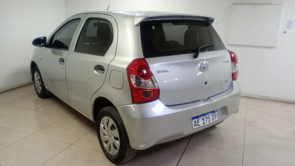 TOYOTA ETIOS 5P 1,5 X 6MT 2018 - Imagen 11