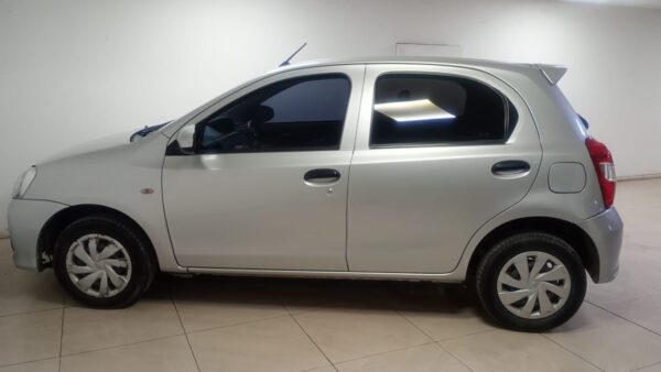 TOYOTA ETIOS 5P 1,5 X 6MT 2018 - Imagen 12