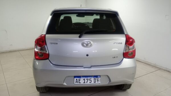TOYOTA ETIOS 5P 1,5 X 6MT 2018 - Imagen 13